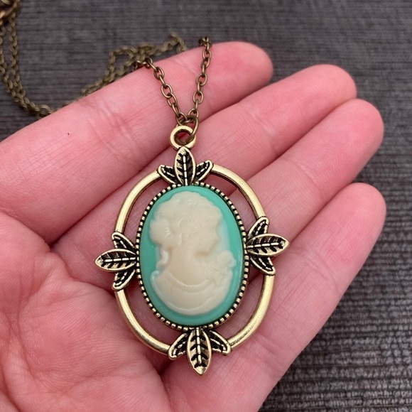 Vampire Diaries Katherine Pierce Petrova Victorian Lady Cameo Necklace Gilbert - Picture 2 of 4